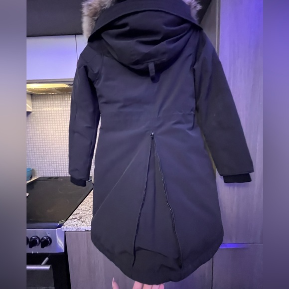 New/barely used Canada Goose Parka perfect for the winter. - Picture 4 of 5